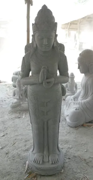 Stehender Dewi Sri, Position Grüße, das Rad drehend, 170 cm hoch, flusssteingrau 